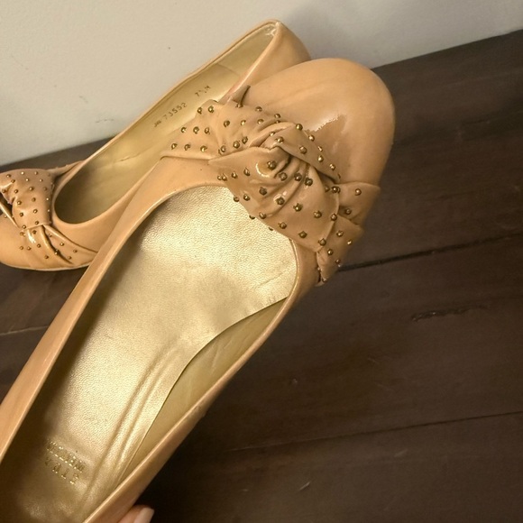 Stuart Weitzman Nude Patent Leather Studded Bow Wedge Pumps – Size 7.5M - Picture 10 of 10